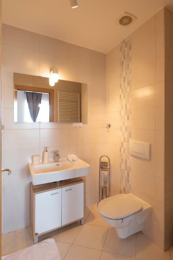 Central Apartment Bucarest Esterno foto
